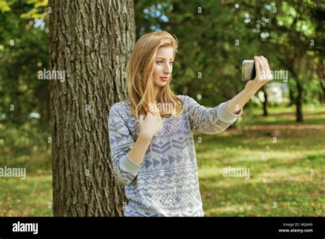 Belle Jeune Fille Aux Yeux Bleus Banque De Photographies Et Dimages