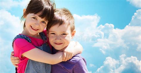 Enfants Heureux Sur Le Terrain De Jeu Denfants Image Stock Image Du