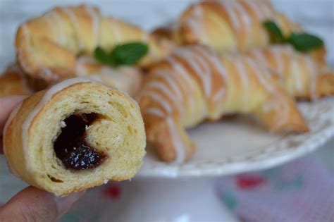 Rogaliki krucho drożdżowe z powidłami śliwkowymi przepis