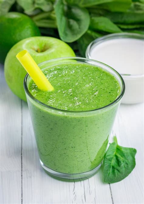 Smoothie Sano Con Leche Verde De La Manzana De La Espinaca De La Cal