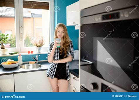 La Belle Blonde S est Habillée En Lait Boisson Court Sexy De Shorts Image stock Image du