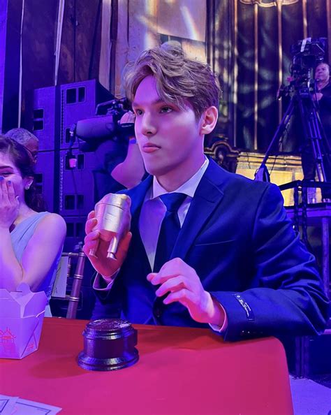 Why did Jerma make this face when he accidentally broke the trophy that