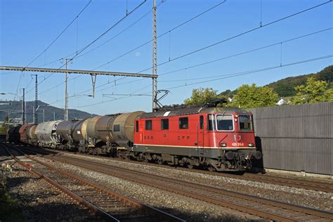 Re 420 318 8 durchfährt den Bahnhof Gelterkinden Bahnbilder de