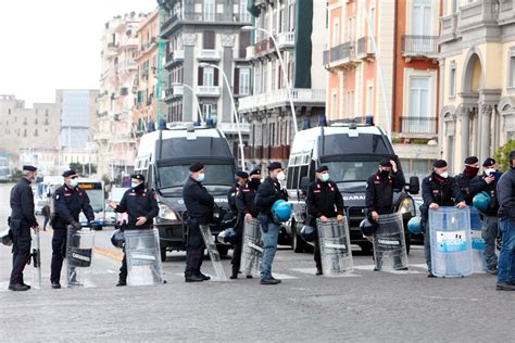 Ambulanti In Piazza A Napoli Traffico In Tilt Noi Fermi Ma Centri