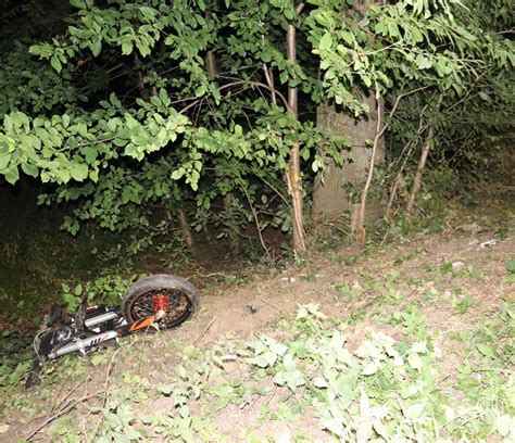 Pol Hf Motorrad Prallt Gegen Baum J Hriger Schwer Verletzt