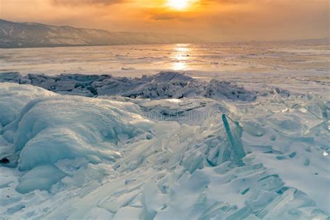 Congeli Il Lago Baikal Dell Acqua Con Il Fondo Del Cielo Dell Alba