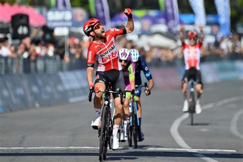 Giro Ditalia De Gendt Trionfa Sul Lungomare Di Napoli Battuto