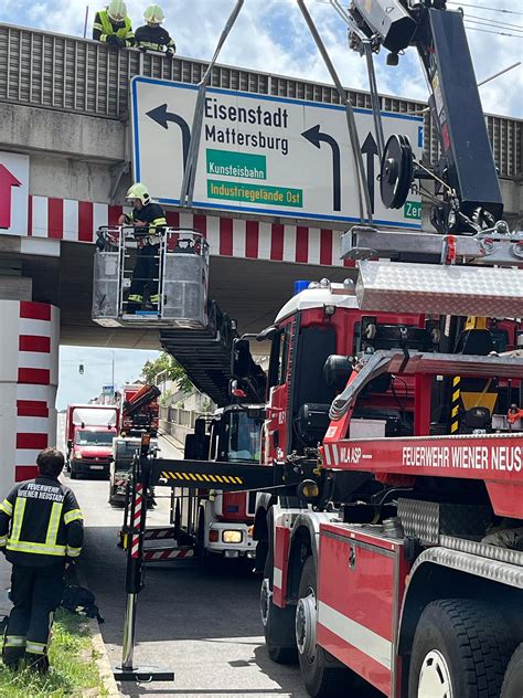 Feuerwehr Wiener Neustadt Gefordert Ladekran Knickt An Unterf Hrung Ab