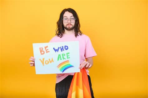 Manos De Hombre Gay Sosteniendo La Bandera Lgbt En El S Mbolo Lgbt De Fondo De La Bandera Del