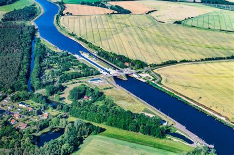 Luftaufnahme Güsen Schleusenanlagen am Ufer der Wasserstraße Elbe