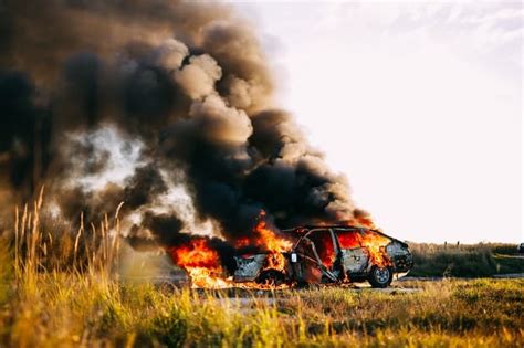 O mașină a luat foc pe Autostrada A1 Cei doi tineri aflați în mașină