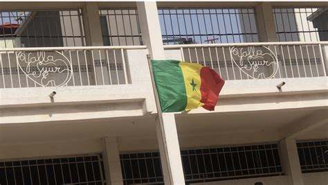 Levée des couleurs au Groupe scolaire Yalla Suur En Les notions de