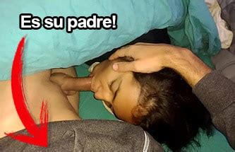 Se La Chupa Bajo La S Banas A Su Padre Cuando Su Madre Duerme