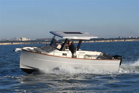 Rhéa Marine 29 HB bateau moteur avec une carène planante