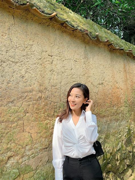 Gu thời trang kín đáo mà quyến rũ của hot girl thời tiết VTV