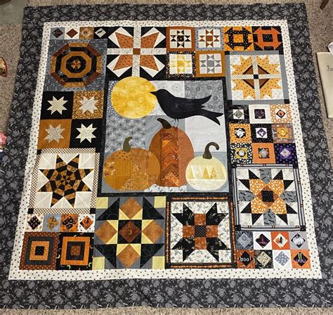 A Quilt Made To Look Like It Has Pumpkins On It