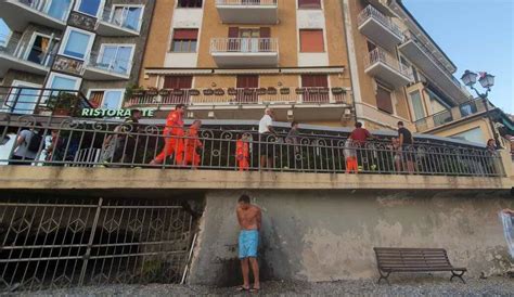 Rapallo Bimbo Con La Testa Incastrata In Una Ringhiera Liberato Dai