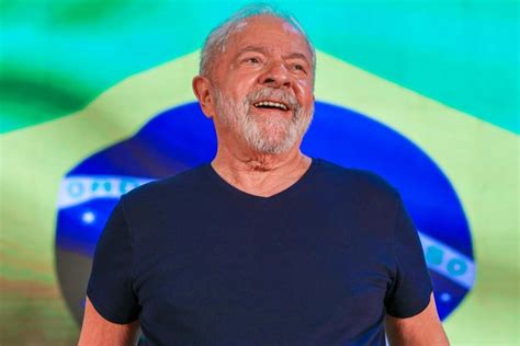 Lula exalta o amor em sua primeira saudação ao povo brasileiro