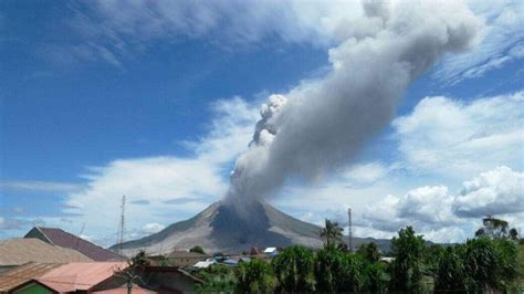 Pvmbg Gunung Marapi Erupsi Setinggi Meter Di Atas Puncak