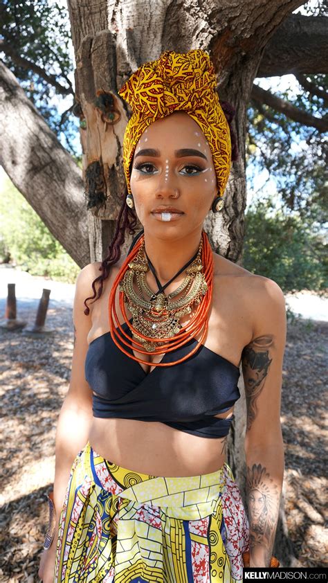 Exotic Chick Julie Kay Reveals Her Slim Nude Body Photos