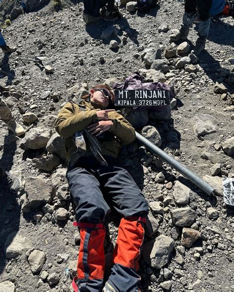 Momen Sintya Marisca Berhasil Mendaki Gunung Rinjani