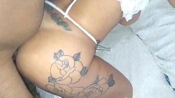 Sexo pegado no sofá moreno XVIDEOS