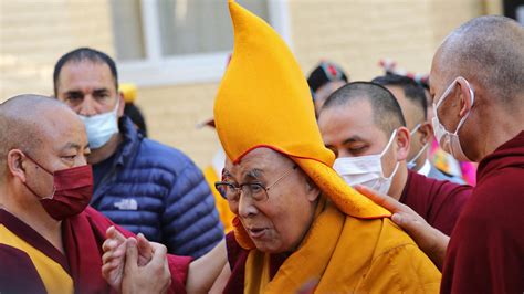 Dalai Lama entschuldigt sich dafür dass er einen kleinen Jungen