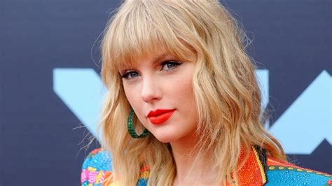 Taylor Swifts Father Safe After Fight With Burglar