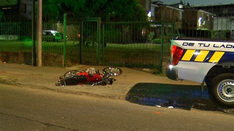 Motociclista esquivó a un taxista que dobló en U subió a la vereda y