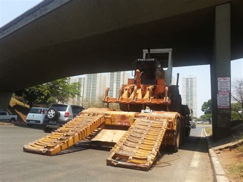 G1 Retroescavadeira cai de caminhão e fecha pistas do Pistão Norte