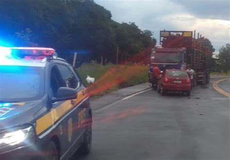 Uma mulher e duas crianças ficam feridas em batida entre carro e