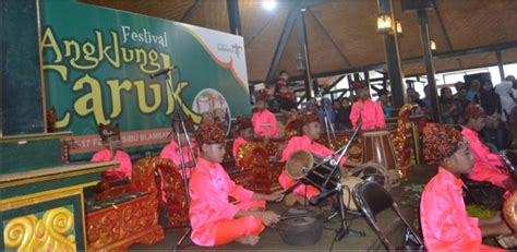 Student Angklung group presents musical works at the festival ...