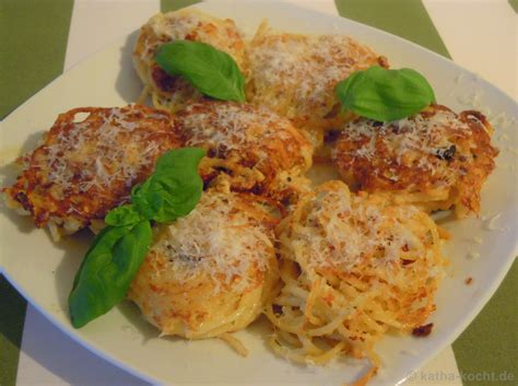 Spaghetti Nester mit Schafskäse getrockneten Tomaten und Parmesan