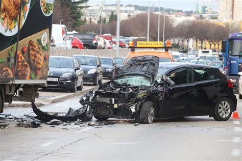 Još jedna nesreća u Velebitskoj sudar auta i teretnog vozila