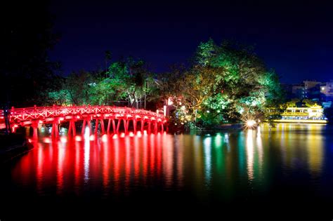 Hoan Kiem lake Hanoi at night. [OC] [2048*1365] : r/VietNam