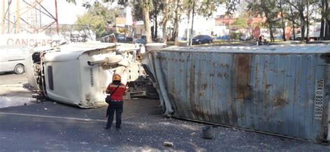 Tráiler vuelca y complica el tránsito en Anillo Periférico Radio Sonora