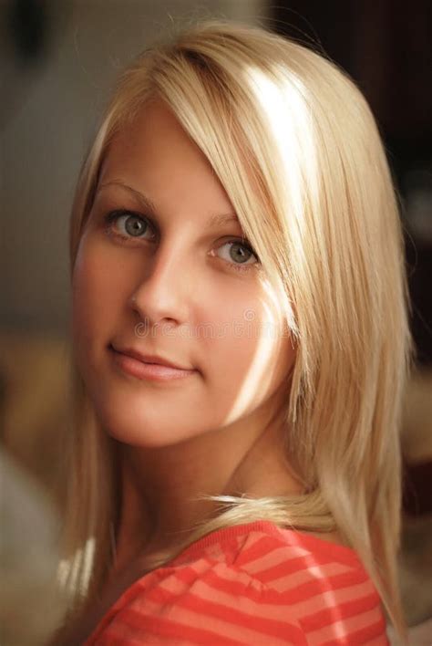 Belle Jeune Blonde Image Stock Image Du Verticale Dessus 20418709