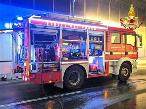 Roma Incendio Nella Cabina Ascensore Evacuato Palazzo All Appio