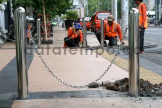 Pekerja Merenovasi Besi Pembatas Jalur Pedestrian Datatempo