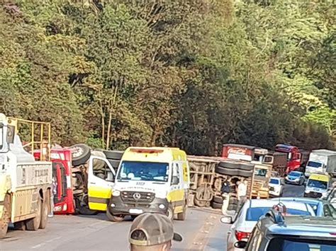 Tombamento De Carreta Interdita Br Correio De Minas