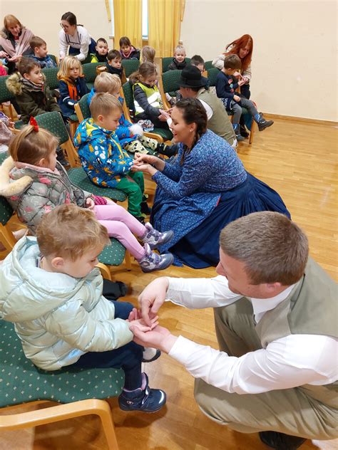 Z glasbo plesom in pesmijo v praznične dni Osnovna šola Naklo