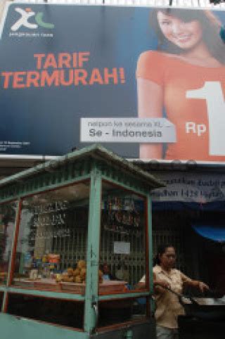 Pedagang Kaki Lima Dan Banner Iklan Pt Excelcomindo Pratama Datatempo