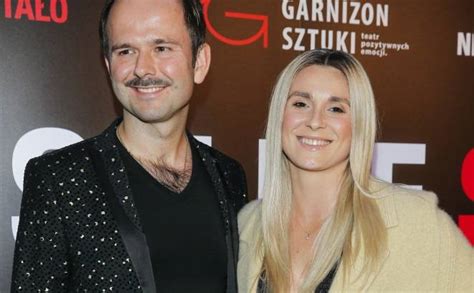 Kajra Pozuje Na Rajskiej Pla Y W Bikini Na Zdj Ciu Nie Jest Sama Drugi Plan Rozbawi