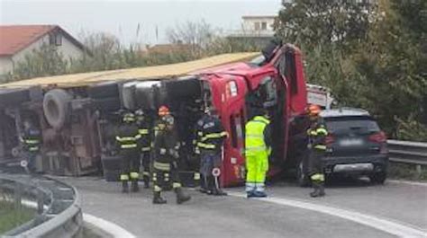 Ancona Tir Si Ribalta E Schiaccia Un Ambulanza Due Le Vittime Open