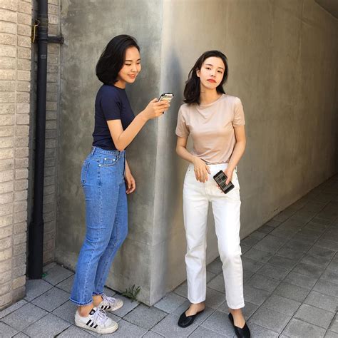 Nếu đã chán jeans xanh hay đen cơ bản bạn hãy sắm ngay jeans trắng chiếc quần hot hit của