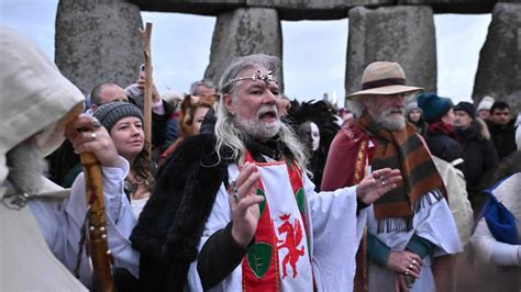 Tausende Menschen Feiern Wintersonnenwende In Stonehenge SN At