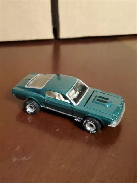 Hot Wheels Four Decades Pony Power Ford Mustang Verde Con Riders