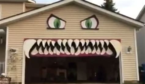 Woman Turns Her Garage Door Into A Spooky Halloween Monster | 12 Tomatoes