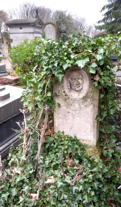 Père Lachaise deux étudiantes mobilisées pour restaurer un médaillon