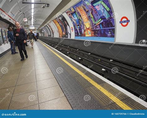 Oxford Circus Tube Station in London Editorial Photo - Image of english ...